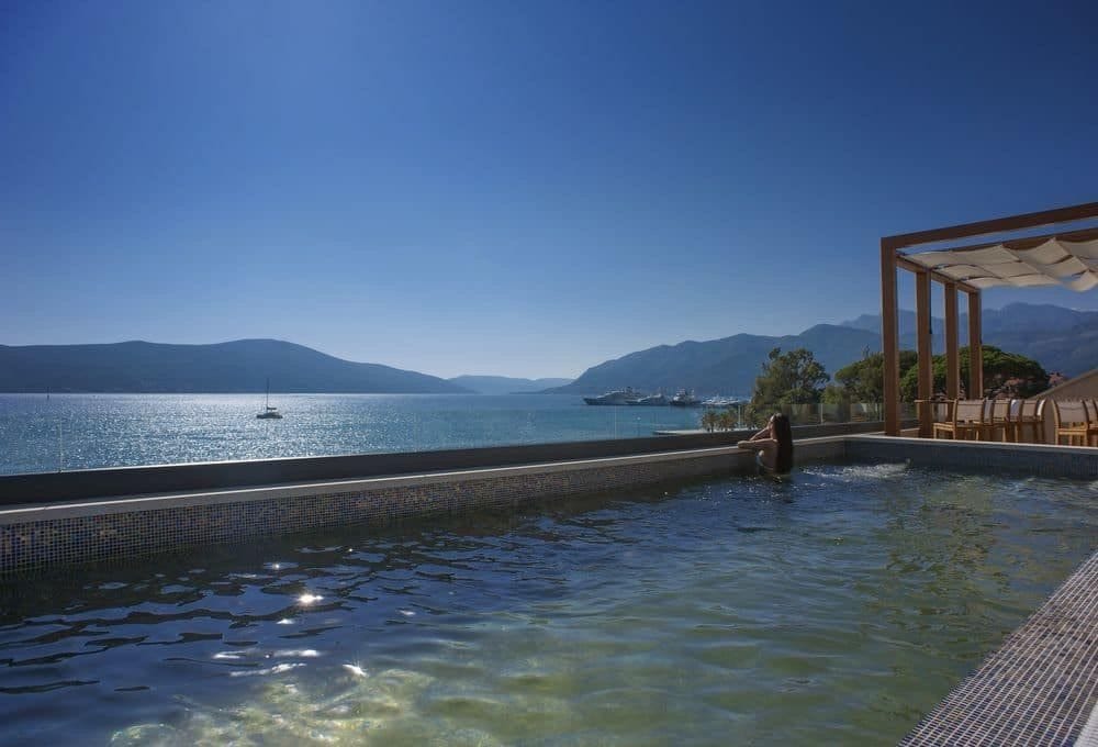 Bazen sa pogledom na zaliv i pergolom od ariša