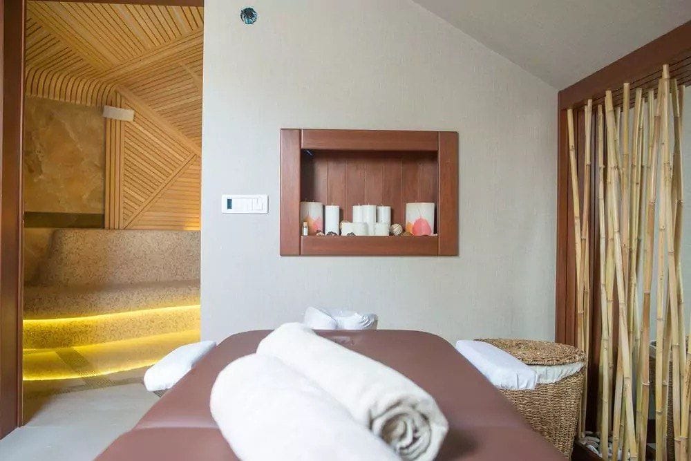 Spa zona sa drvenim oblogama i toplom rasvetom