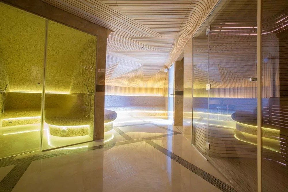Hamam sa drvenim profilima i zakrivljenim linijama
