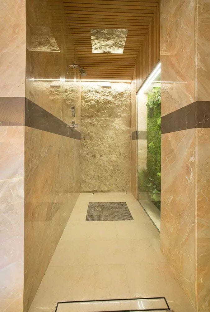 Hodnik spa zone sa drvenim i kamenim oblogama