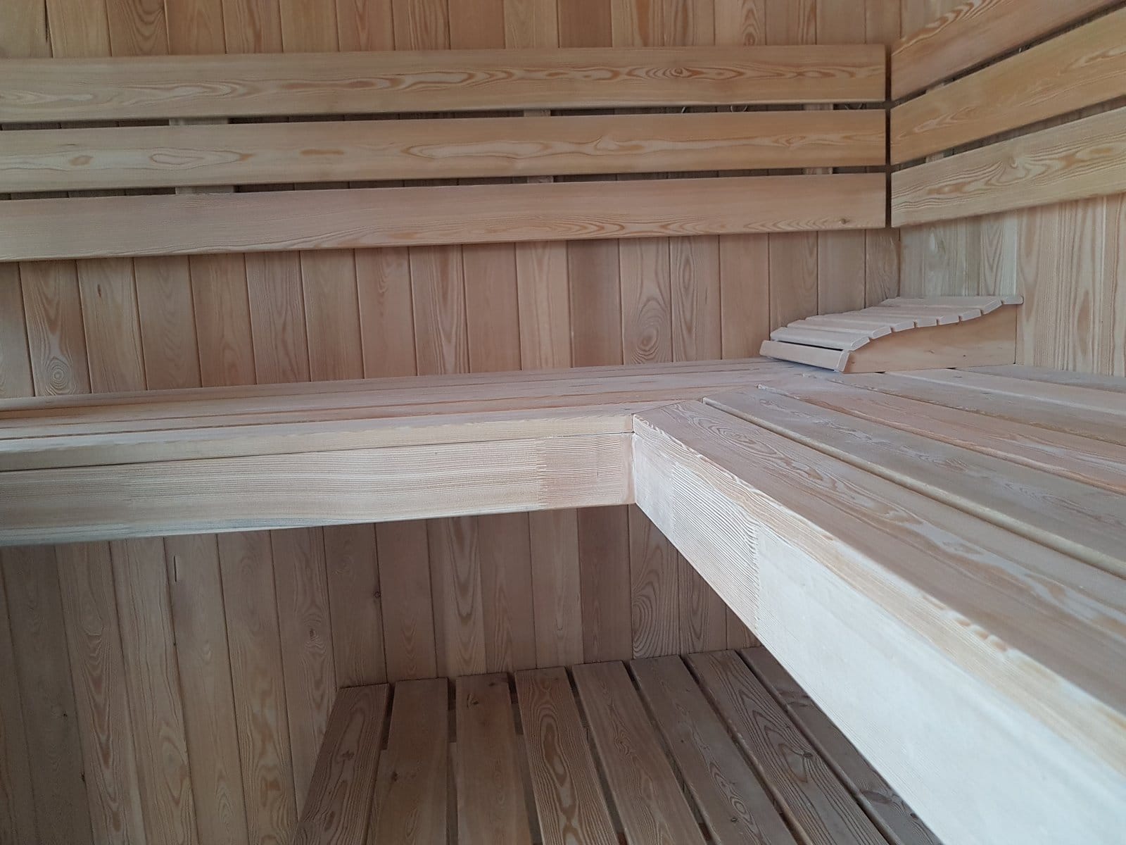 Enterijer saune od sibirskog ariša sa klupama u dva nivoa