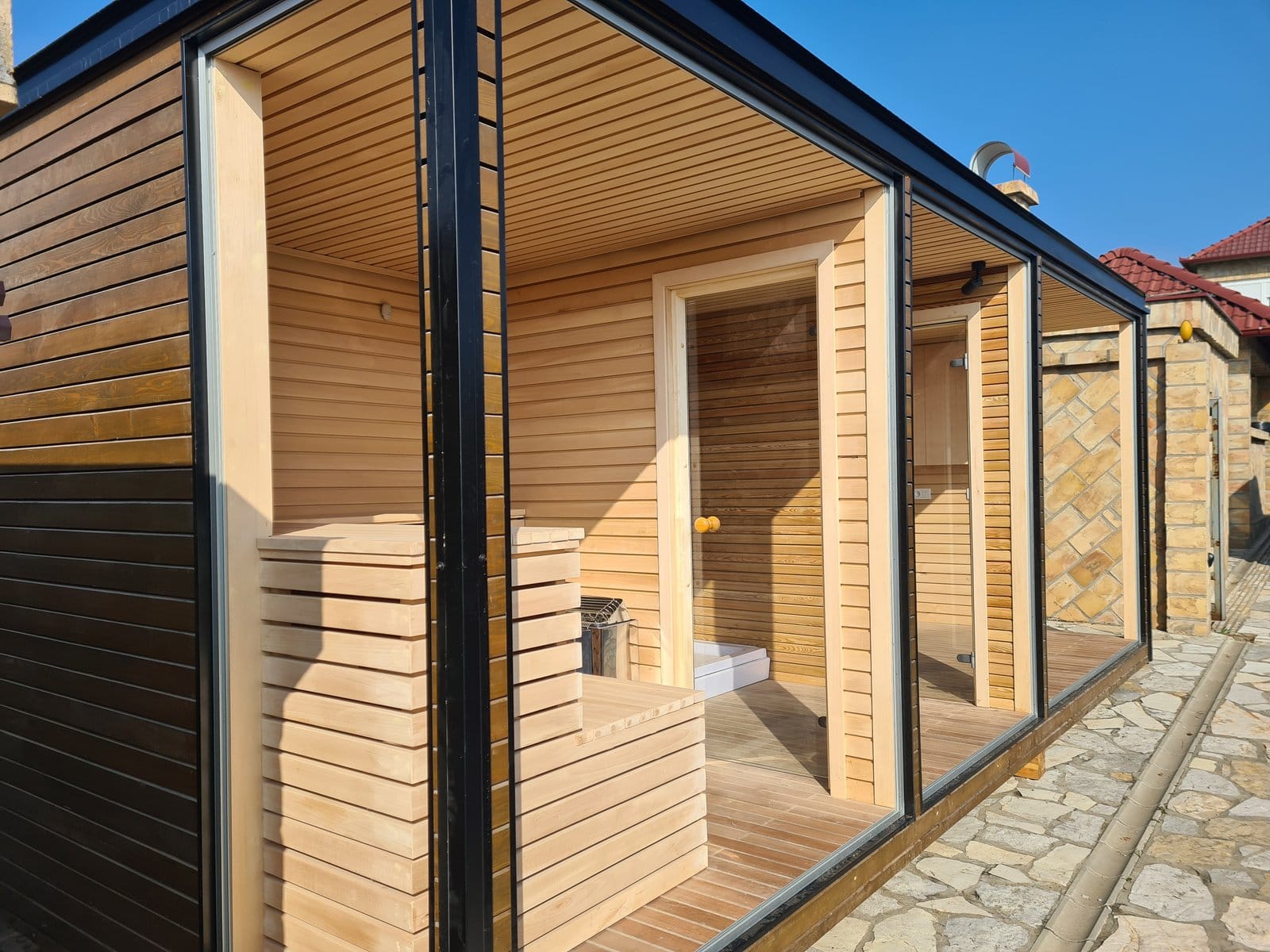Klupe od lipe u sauni — privatna sauna u Beogradu