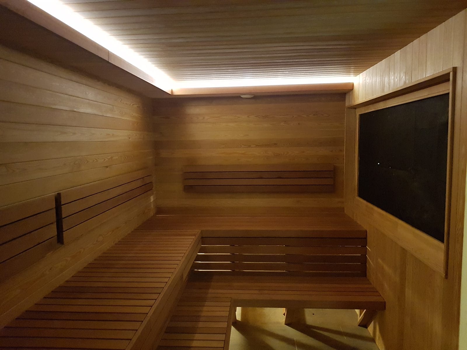 Sauna u Tivtu — pogled na enterijer sa toplom rasvetom