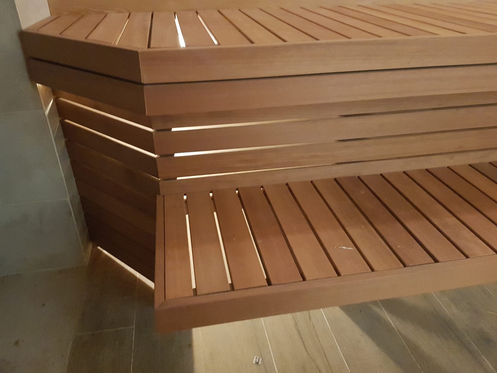 Detalj klupa od aldera sa LED rasvetom