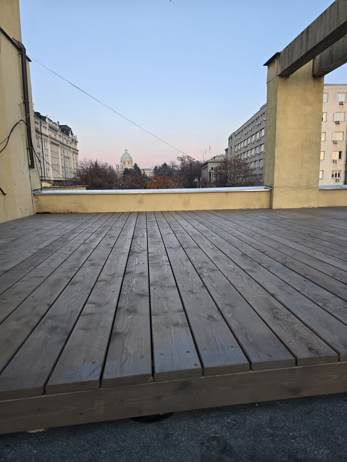 Decking od ariša na krovnoj terasi sa pogledom na kupolu Skupštine