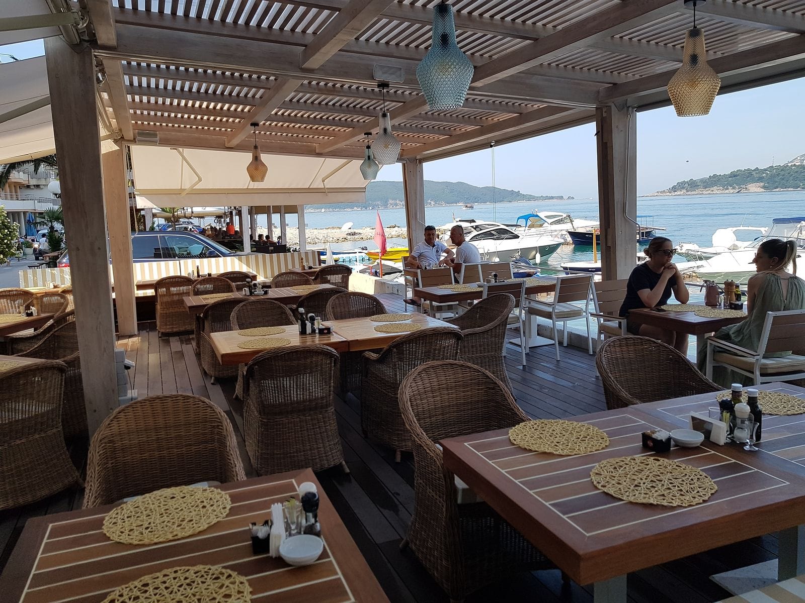 Terasa restorana hotela Zeta — pergola od ariša i stolovi sa pogledom na more