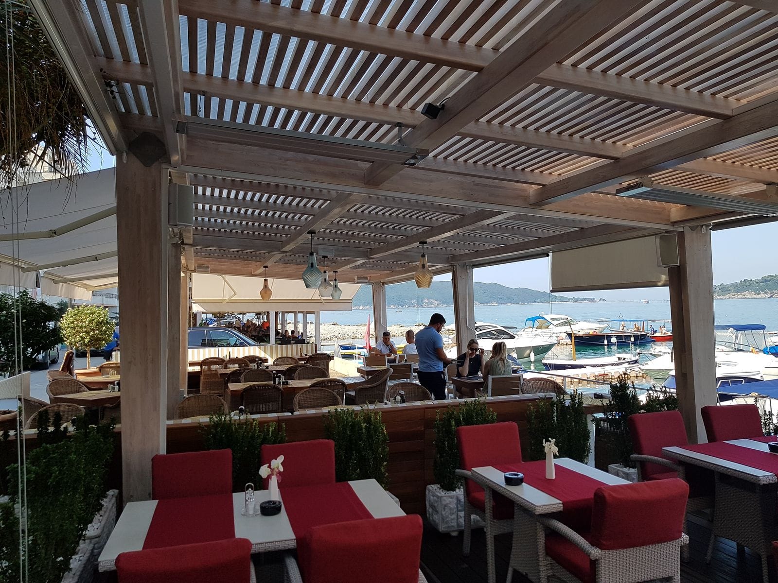 Drvena pergola od sibirskog ariša nad terasom restorana