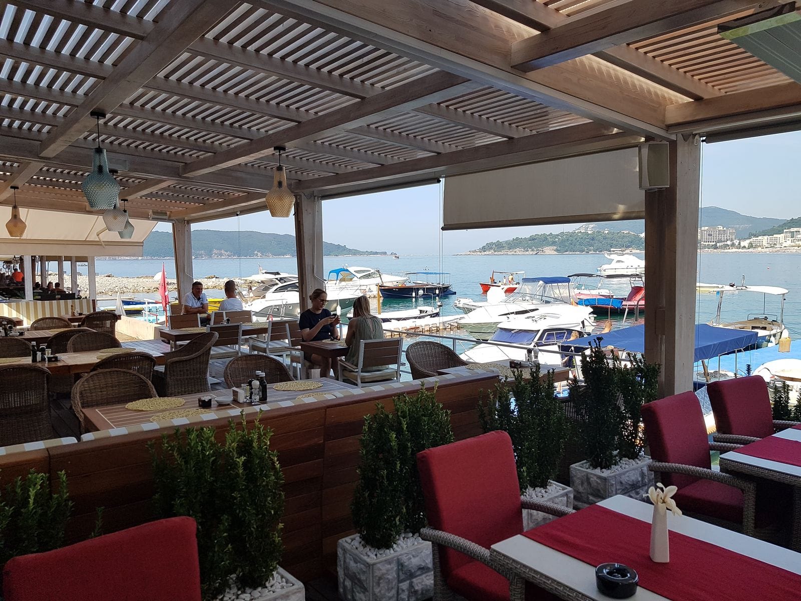 Enterijer terase restorana hotela Zeta sa drvenom konstrukcijom