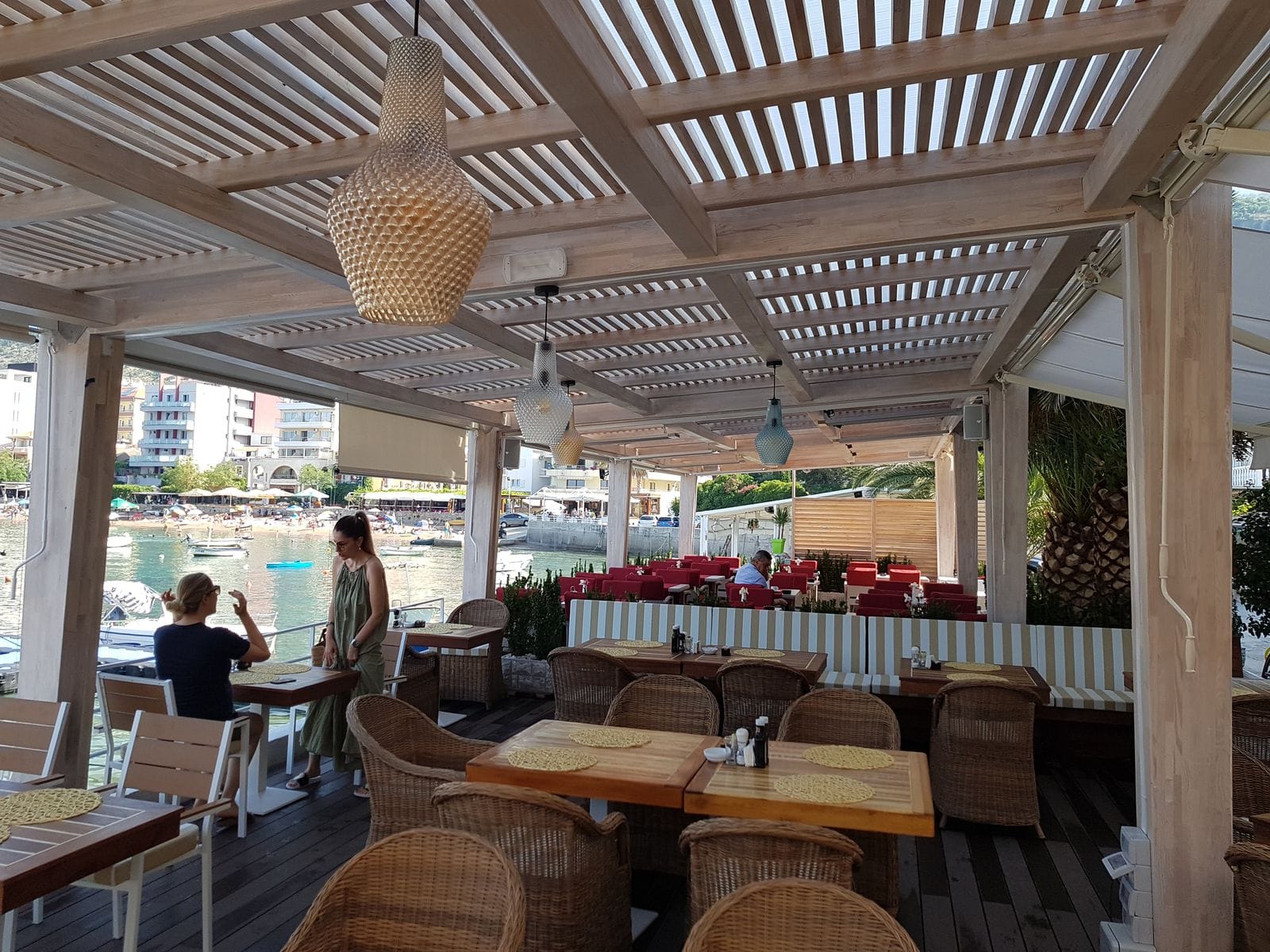 Sto i stolice na terasi restorana pored mora
