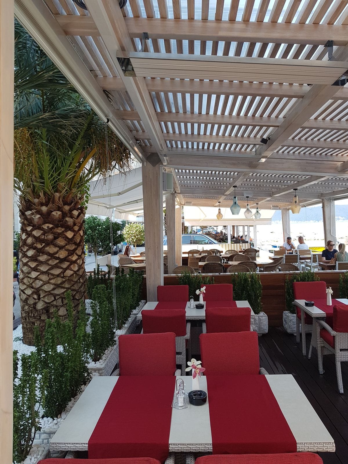 WPC decking i pergola od ariša na terasi hotela Zeta