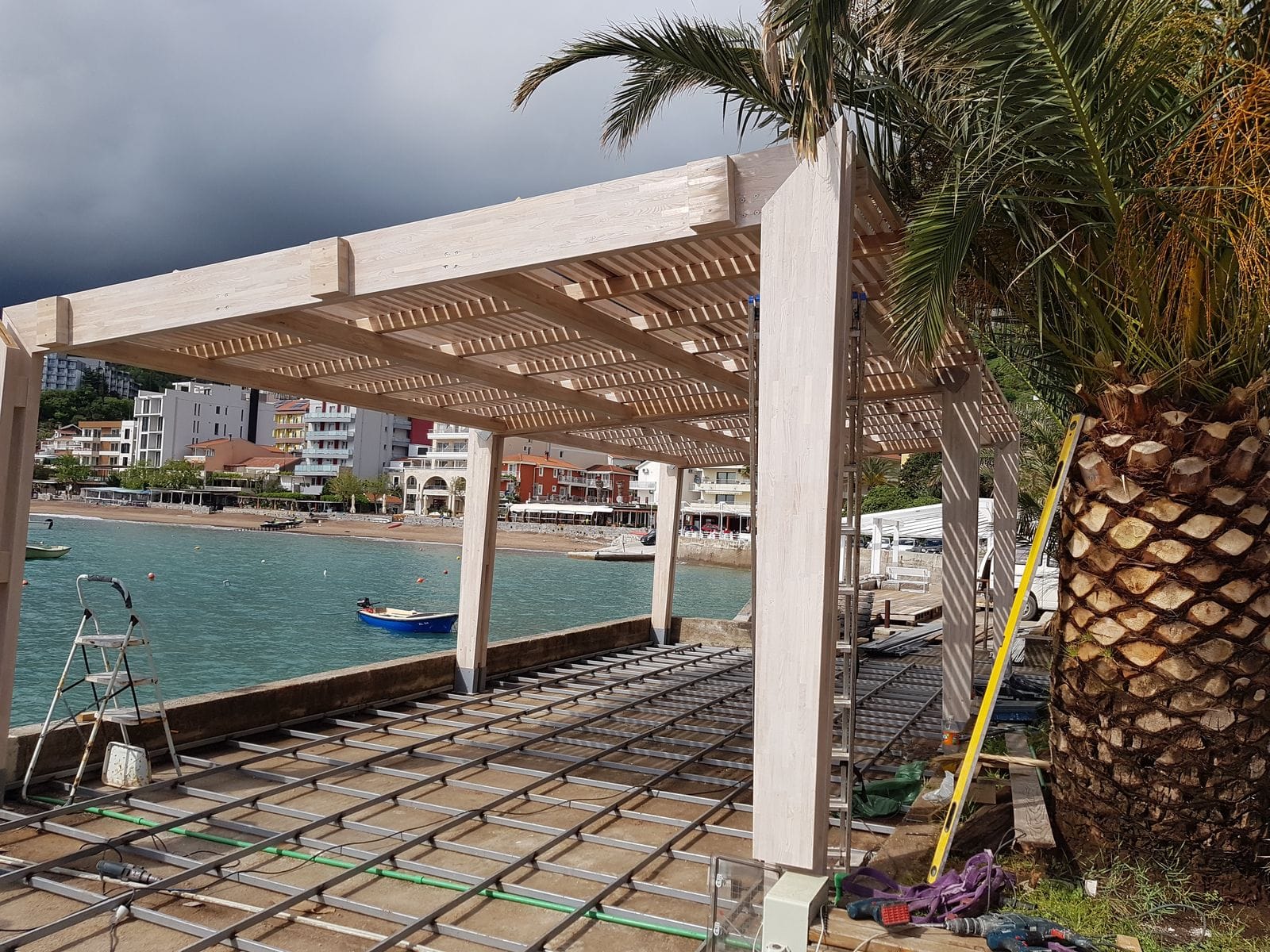 Terasa restorana sa pogledom na marinu i jahte