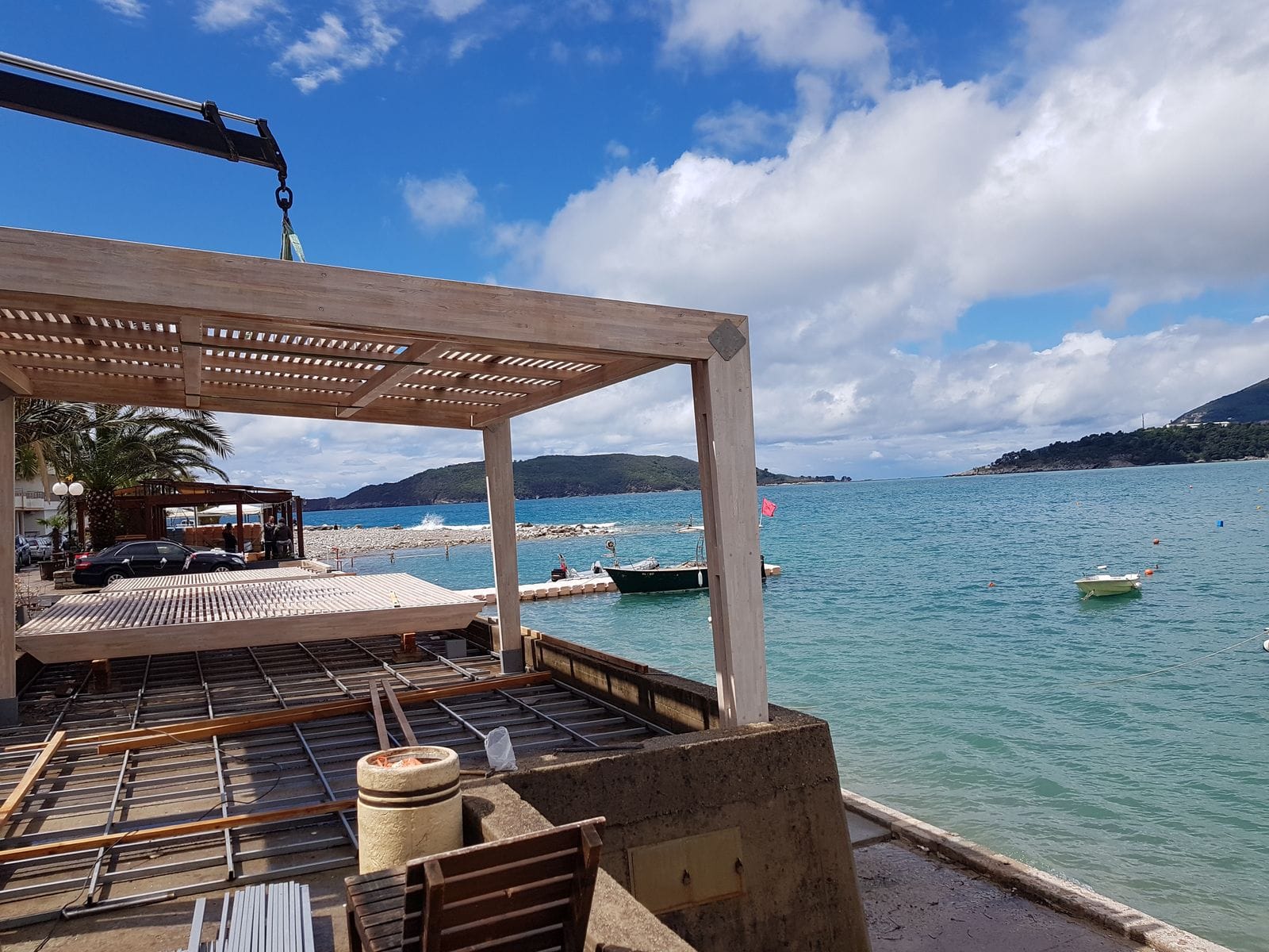 Izgradnja terase restorana na obali mora u Rafailovićima