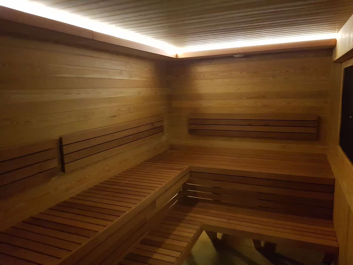 Сауна виллы в Тивате — скрытая LED-подсветка полок