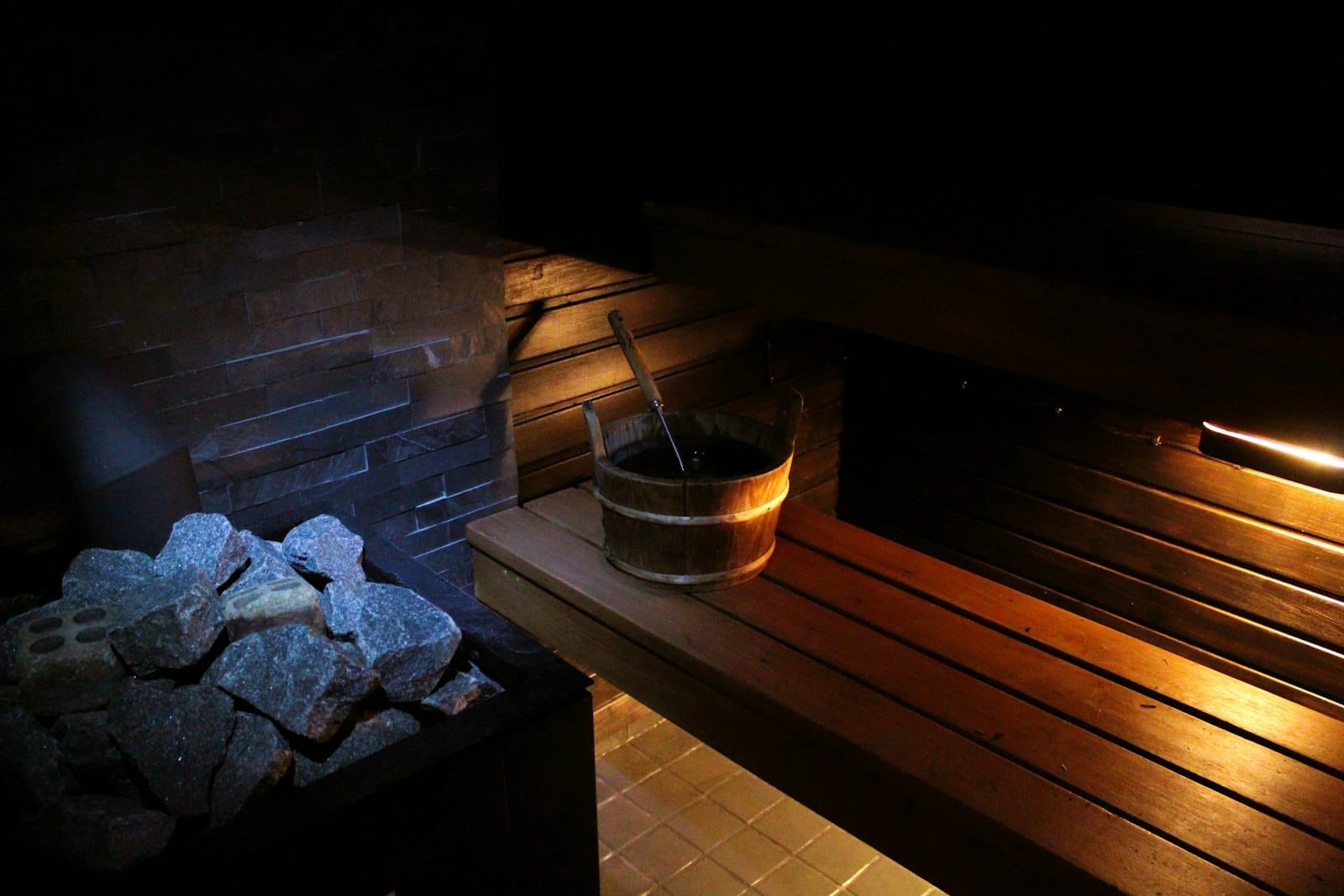 Klasična finska sauna — užareno kamenje i drvena kada sa kutlačom