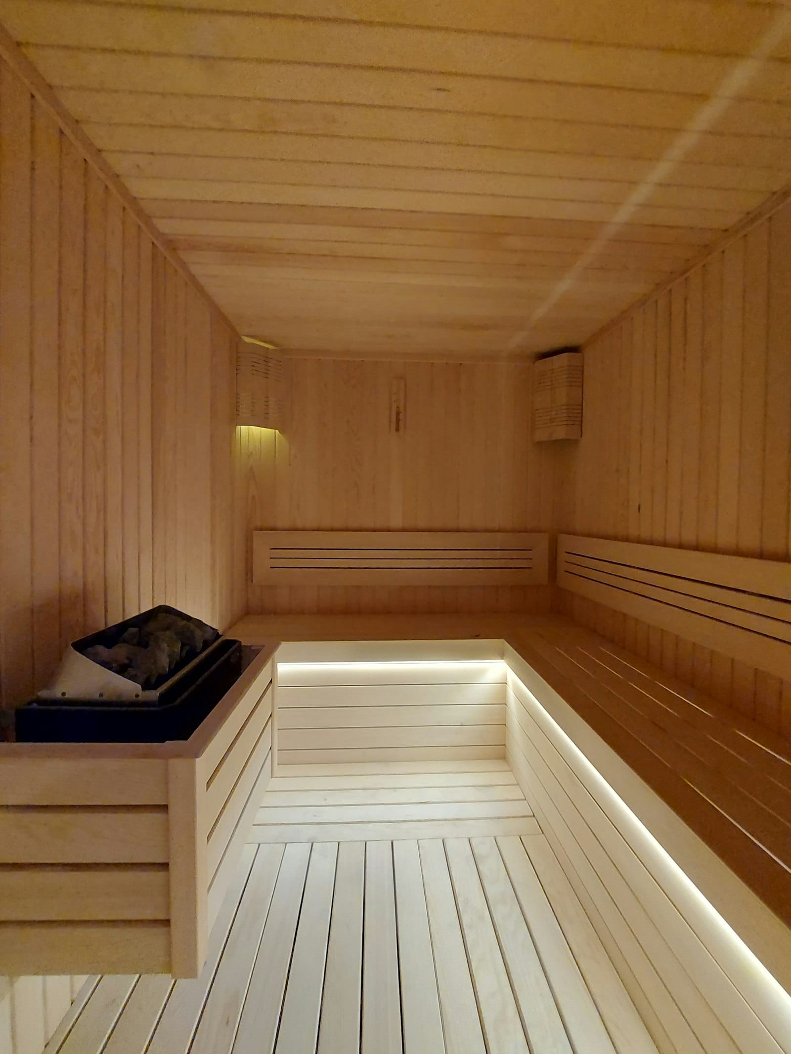 Savremena infracrvena sauna — svetlo drvo i LED osvetljenje