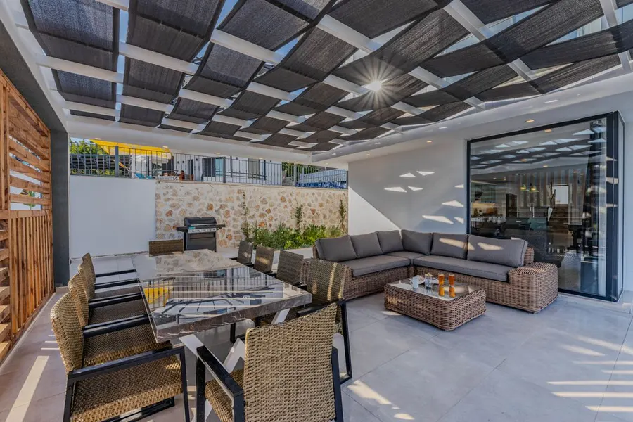 Prostrana lounge terasa hotela pod pergolom